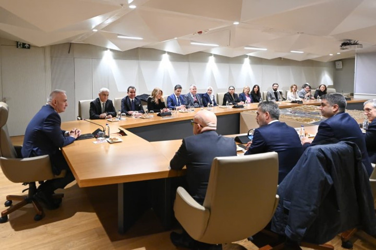 Türk dizilerine dev destek programı: Bakan Ersoy detayları sektör temsilcileriyle paylaştı