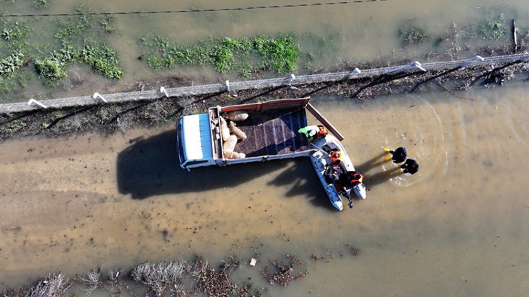 Kırmızı uyarı koduyla izlenen Meriç Nehrinin debisi artıyor Çok sayıda ekip sevk edildi