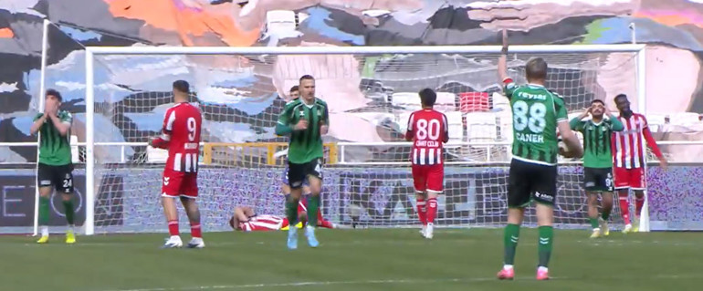 Caner Erkin yine kırmızı kart gördü Bu sezon şaşırtan rakam