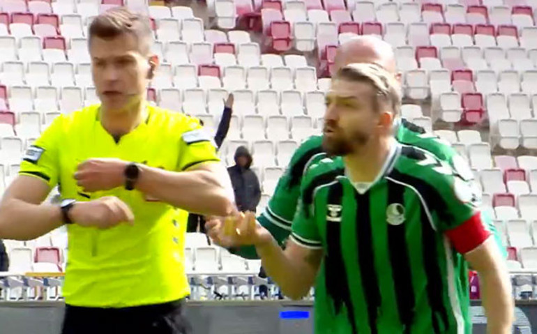 Caner Erkin yine kırmızı kart gördü Bu sezon şaşırtan rakam