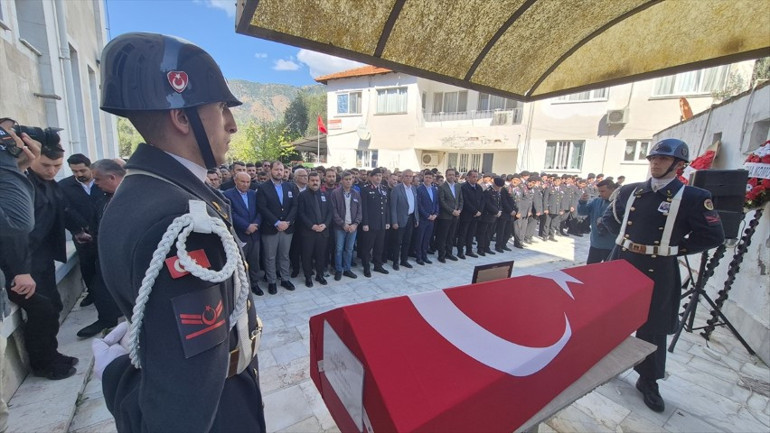 Kalp krizi sonucu hayatını kaybeden uzman çavuş son yolculuğuna uğurlandı