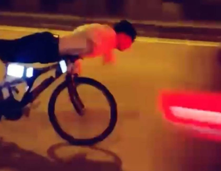 Bisikletli çocuğun feci ölümü Uzanarak kullanırken otomobille kafa kafaya çarpıştı