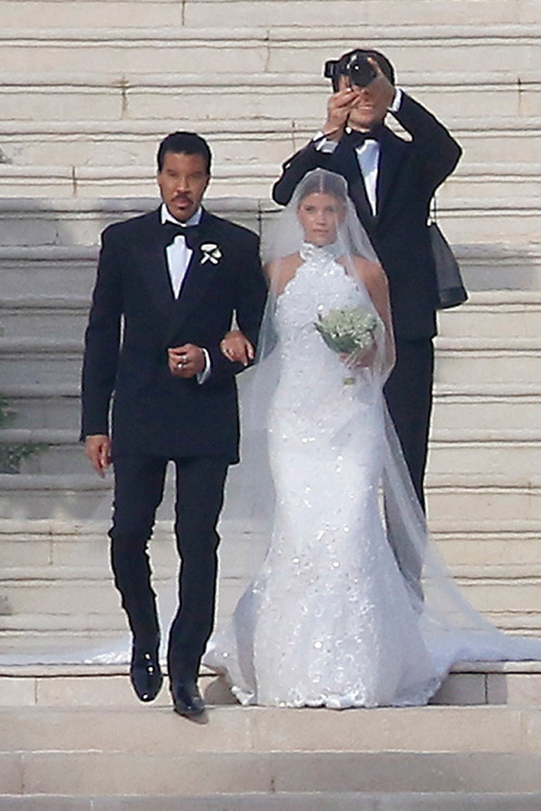 Hızlı aşkların biri bitmeden diğeri başlardı... Evlenince bambaşka biri oldu... Bir çocuğu karnında, bir çocuğu yanında