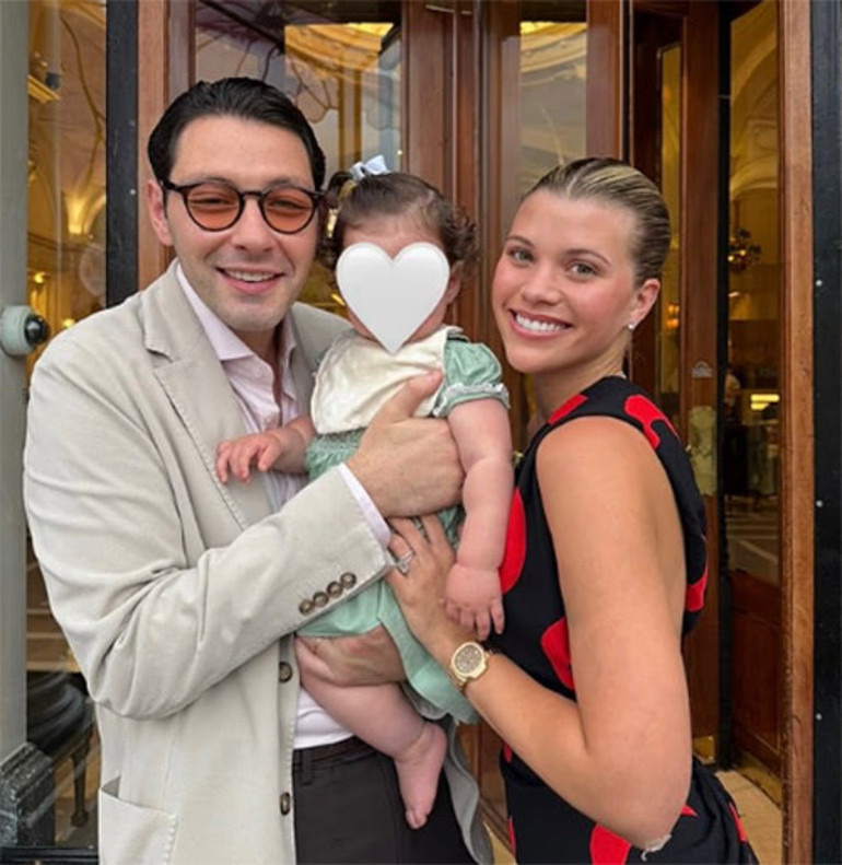 Hızlı aşkların biri bitmeden diğeri başlardı... Evlenince bambaşka biri oldu... Bir çocuğu karnında, bir çocuğu yanında