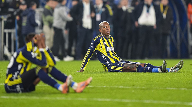 Fenerbahçe - Kasımpaşa maçında sahalarda ender rastlanacak anlar Kimse anlayamadı: İki topla oynanırken penaltı beklediler