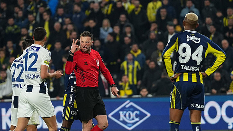Fenerbahçe - Kasımpaşa maçında sahalarda ender rastlanacak anlar Kimse anlayamadı: İki topla oynanırken penaltı beklediler