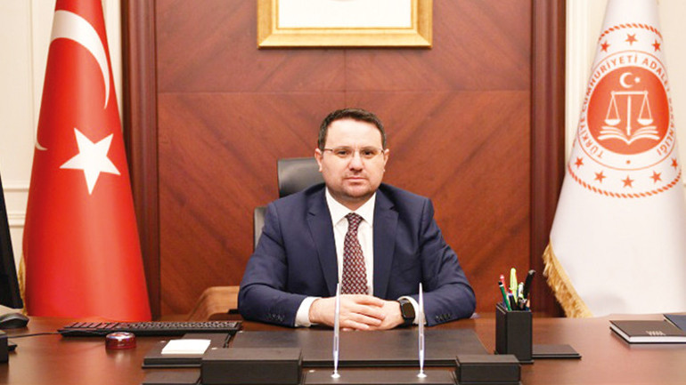 Eleştiri anonim cesaret değil, açık sorumluluk ister