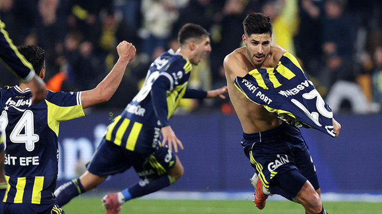 Fenerbahçeye Kasımpaşa beraberliği sonrasında usta yazarlardan eleştiriler: Ele geçen fırsat ancak böyle tepilir , Tedesconun ayarlarla aşırı oynaması ritim kaybettirdi , Hayal kırıklığının başkenti oldu