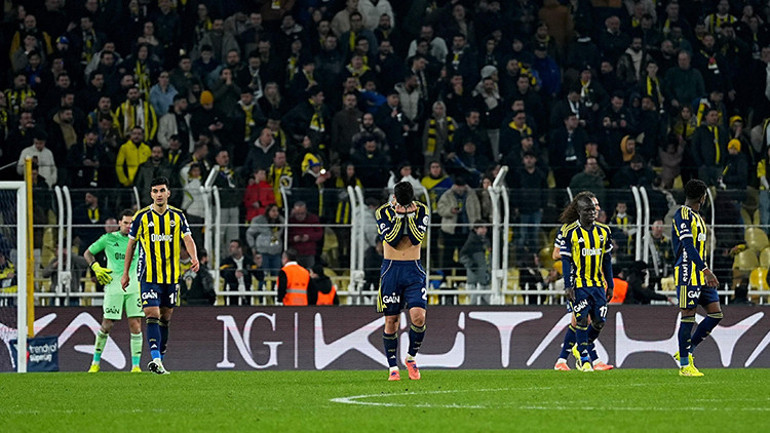 Fenerbahçeye Kasımpaşa beraberliği sonrasında usta yazarlardan eleştiriler: Ele geçen fırsat ancak böyle tepilir , Tedesconun ayarlarla aşırı oynaması ritim kaybettirdi , Hayal kırıklığının başkenti oldu