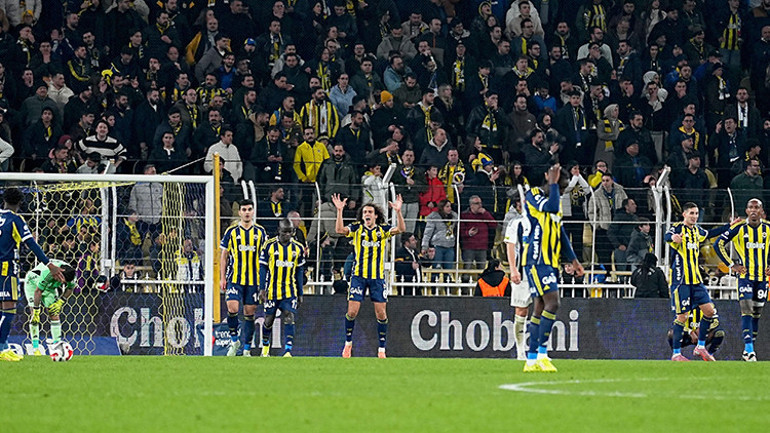 Fenerbahçeye Kasımpaşa beraberliği sonrasında usta yazarlardan eleştiriler: Ele geçen fırsat ancak böyle tepilir , Tedesconun ayarlarla aşırı oynaması ritim kaybettirdi , Hayal kırıklığının başkenti oldu