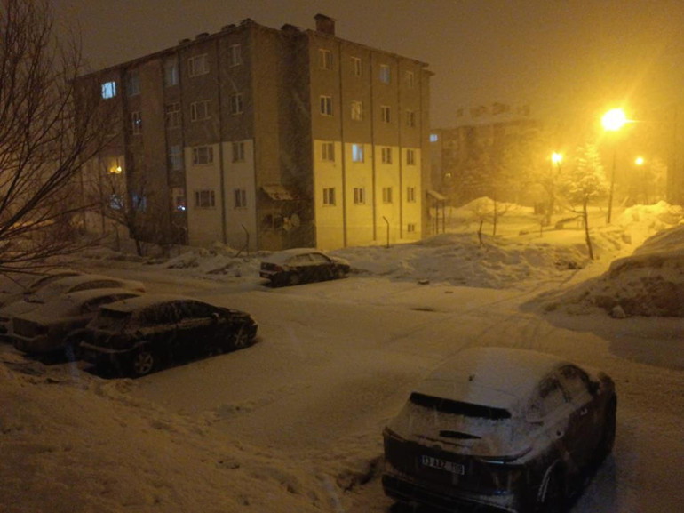 Gece yarısı başlayan kar her yeri beyaza bürüdü: Kar kalınlığı 2 santimetreye ulaştı