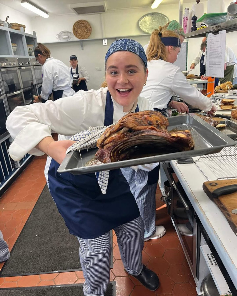 ‘Torpilli çocuk işini sevmiyorum’ demişti… Ünlü şef kendi kızını lüks restoranında aşçı yaptı… En dipten en tepeye yükselecek