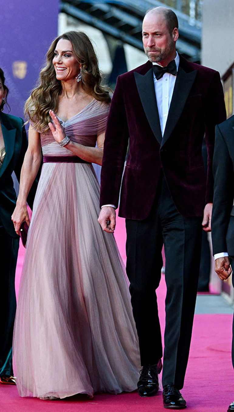 O gece herkes eski elbisesine gözlerini dikti ama o gece incecik bedeninde büyük bir ağırlık taşımış