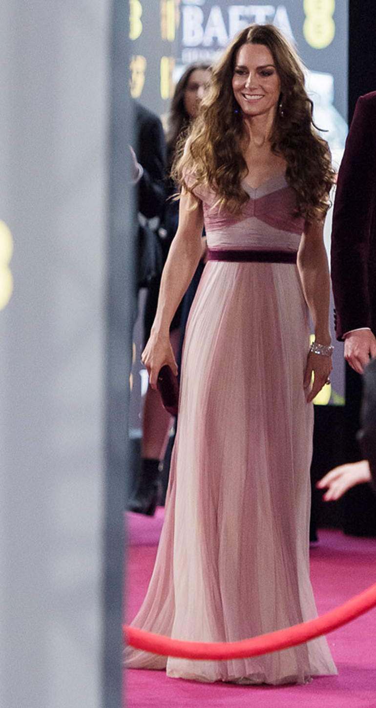 O gece herkes eski elbisesine gözlerini dikti ama o gece incecik bedeninde büyük bir ağırlık taşımış