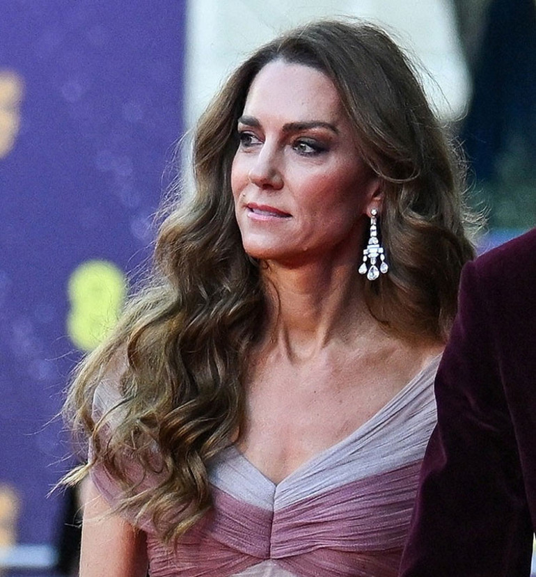 O gece herkes eski elbisesine gözlerini dikti ama o gece incecik bedeninde büyük bir ağırlık taşımış