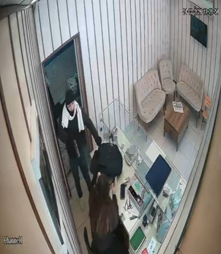  Silah doğrultan adamı bağırarak kaçırdı