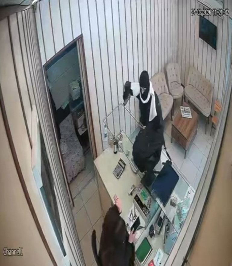  Silah doğrultan adamı bağırarak kaçırdı