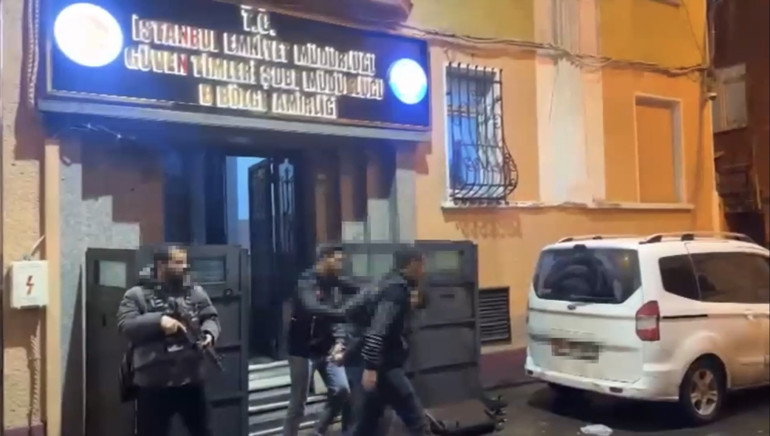 Kimlikteki isimle, eşinin dövmesindeki isim farklı olunca yakayı ele verdi Yıllarca böyle kaçmış