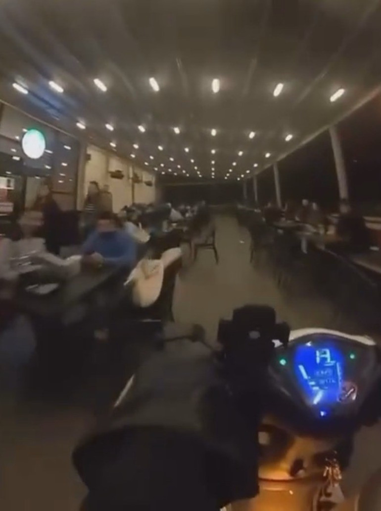 Kafede akılalmaz görüntü Utanıp sıkılmadan bir de sosyal medyadan yayınladı, ehliyetine el konuldu