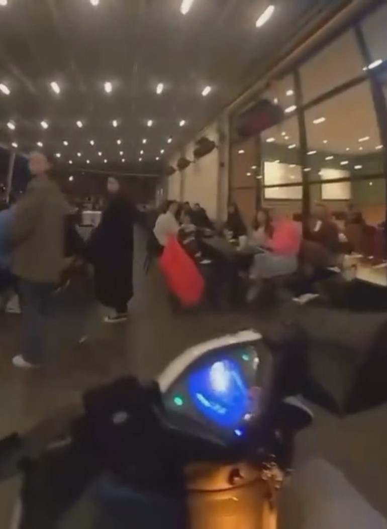 Kafede akılalmaz görüntü Utanıp sıkılmadan bir de sosyal medyadan yayınladı, ehliyetine el konuldu