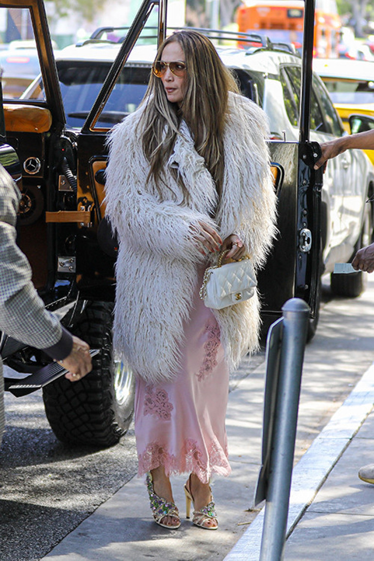 Dört evliliği tarihe gömüldü ama hala çok romantik Dantelli elbiseyle bit pazarında