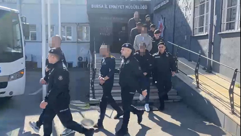 Bursada planlı gasp kamerada Aracın önünü kesip 20 milyon 322 bin TLyi aldılar: 7 gözaltı