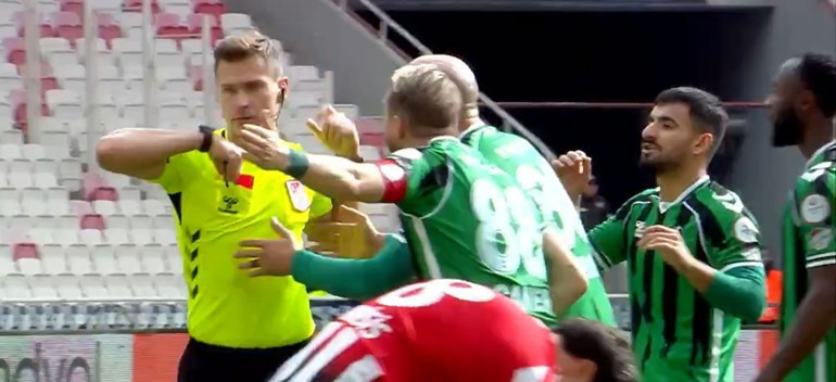 Sakaryaspor, Caner Erkinle yollarını ayırdığını açıkladı 12 maçta 4 kırmızı kart görmüştü