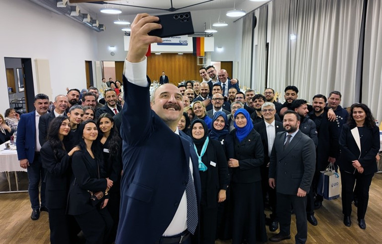 Komisyon Başkanı Mustafa Varank, Almanya’da Türklerle buluştu