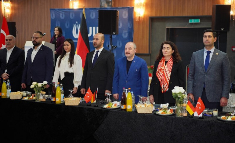 Komisyon Başkanı Mustafa Varank, Almanya’da Türklerle buluştu