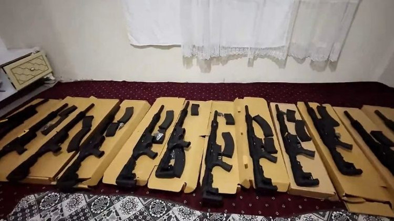 Şanlıurfa’da volkanik bazalt taşlarının altında cephanelik çıktı… 8 şüpheli gözaltında