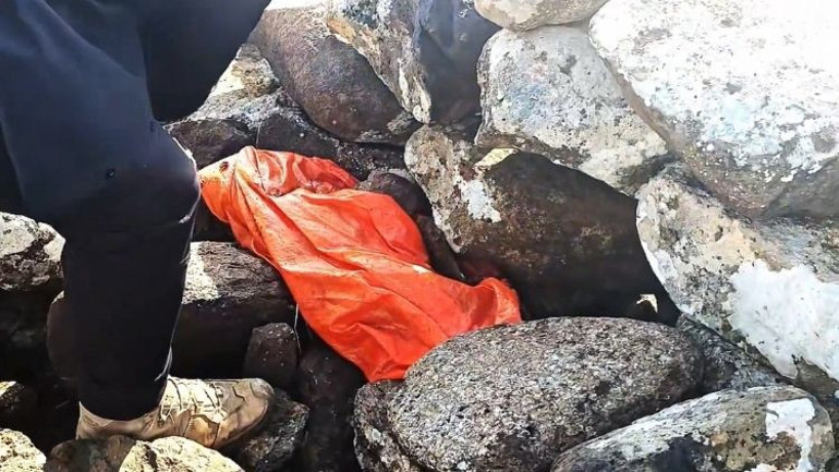 Şanlıurfa’da volkanik bazalt taşlarının altında cephanelik çıktı… 8 şüpheli gözaltında