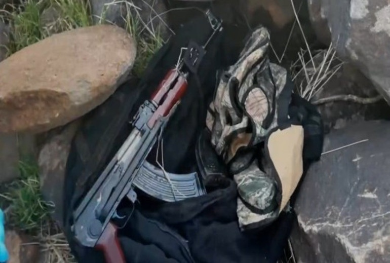 Şanlıurfa’da volkanik bazalt taşlarının altında cephanelik çıktı… 8 şüpheli gözaltında