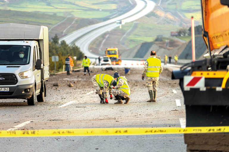 Balıkesir’de acı kaza... Otoyolun kenarına F-16 düştü