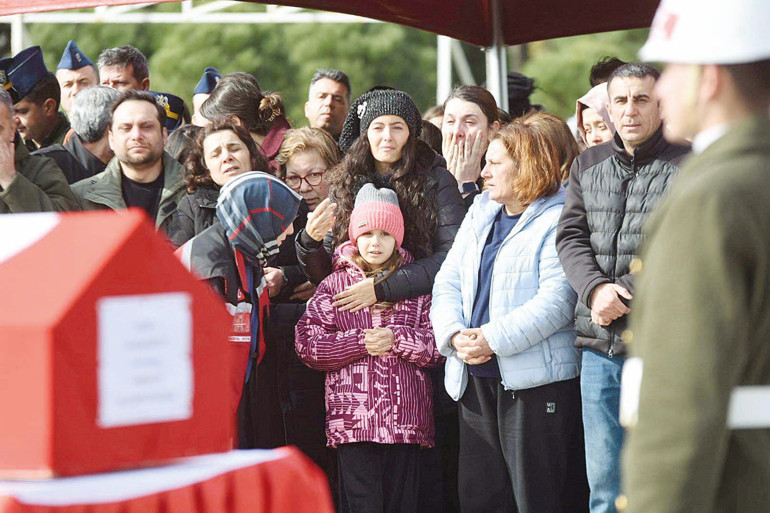 Balıkesir’de acı kaza... Otoyolun kenarına F-16 düştü