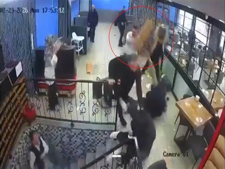 Kafede masa ve sandalyelerle birbirlerine girdiler Aralarında para toplayıp masrafı ödediler