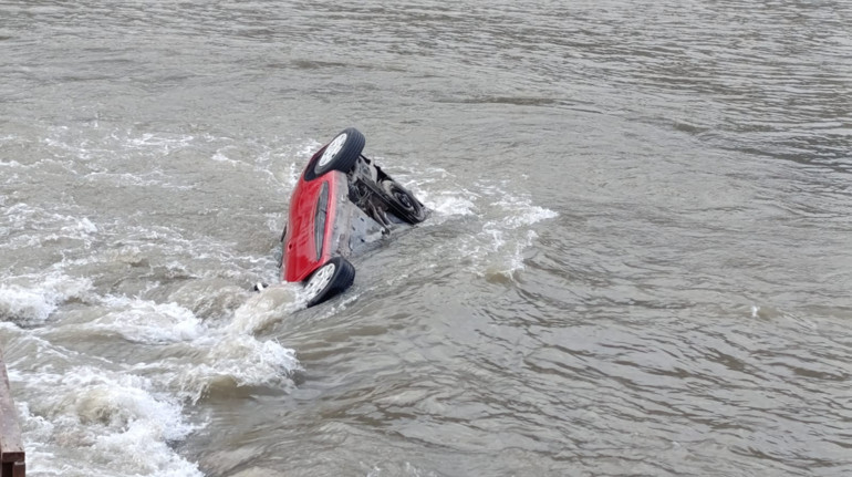 Hafif ticari araçla çarpışan otomobil, nehre uçtu; anne ile kızı yaralı