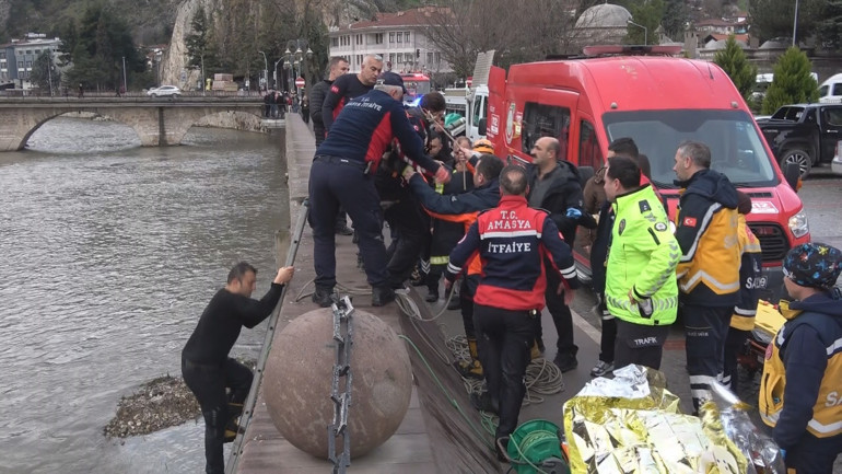 Hafif ticari araçla çarpışan otomobil, nehre uçtu; anne ile kızı yaralı