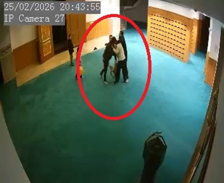 Ayakkabısını bulamayınca görevlilere saldırdı