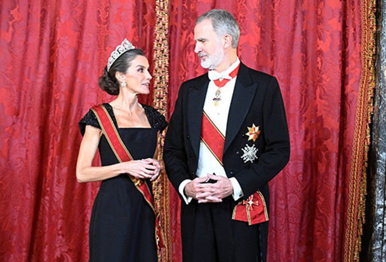 Dünyanın en lekesiz ve sadık erkeği olarak biliniyordu...İhanet iddiası sınır ötesinden geldi... Kimse söyleyecek söz bulamadı