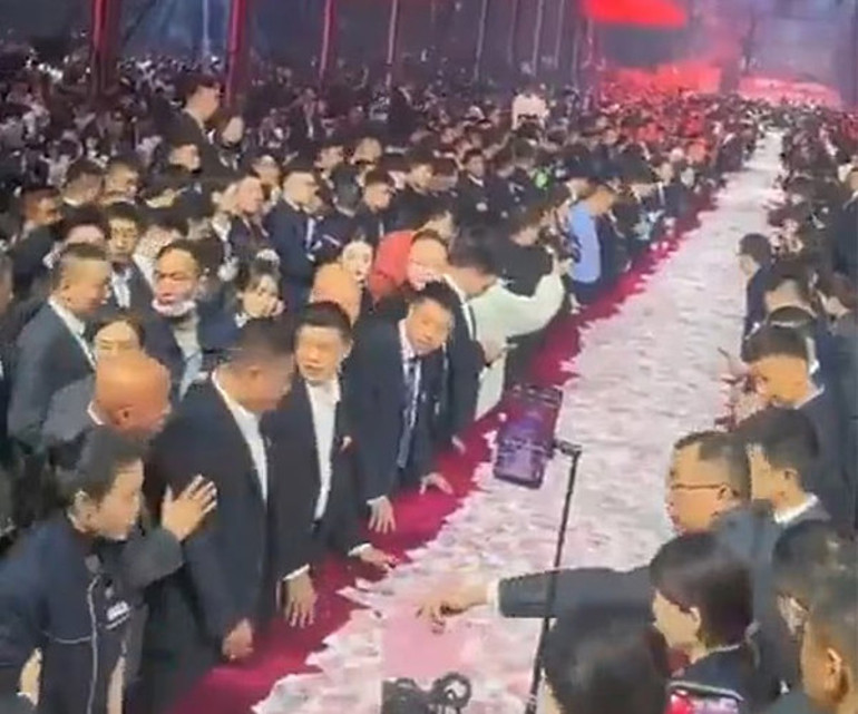  Çinli firmanın çalışanları Neden altın dağıtmıyorsunuz diye soruyormuş