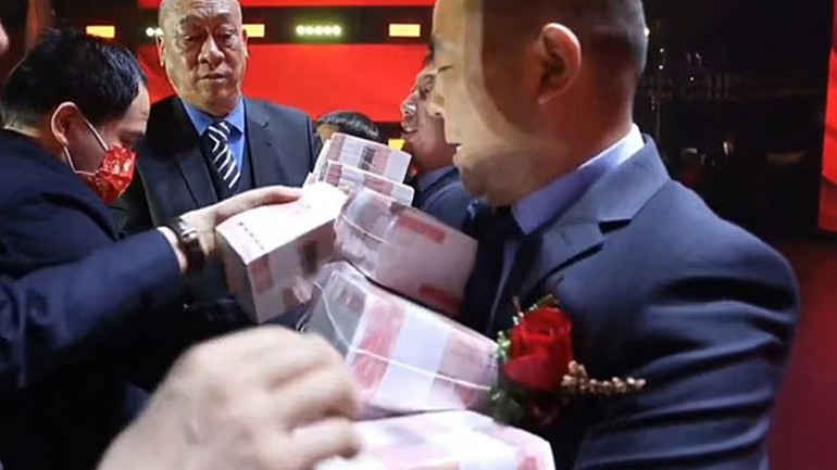  Çinli firmanın çalışanları Neden altın dağıtmıyorsunuz diye soruyormuş