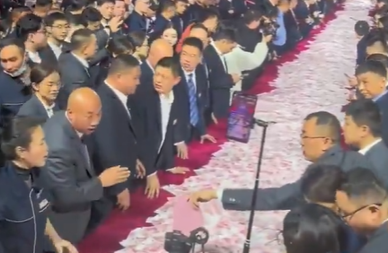  Çinli firmanın çalışanları Neden altın dağıtmıyorsunuz diye soruyormuş