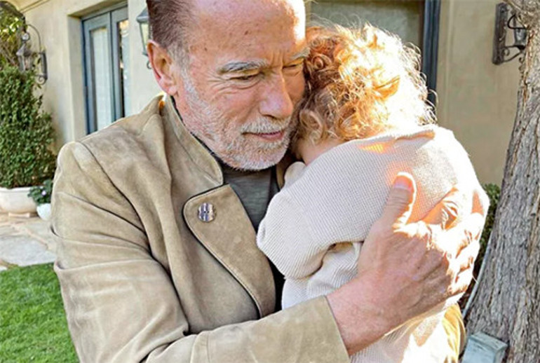 Sinemanın en sert yıldızlarından biriydi... Torunları görünce pamuk gibi oldu... Dede, gel resim çizelim