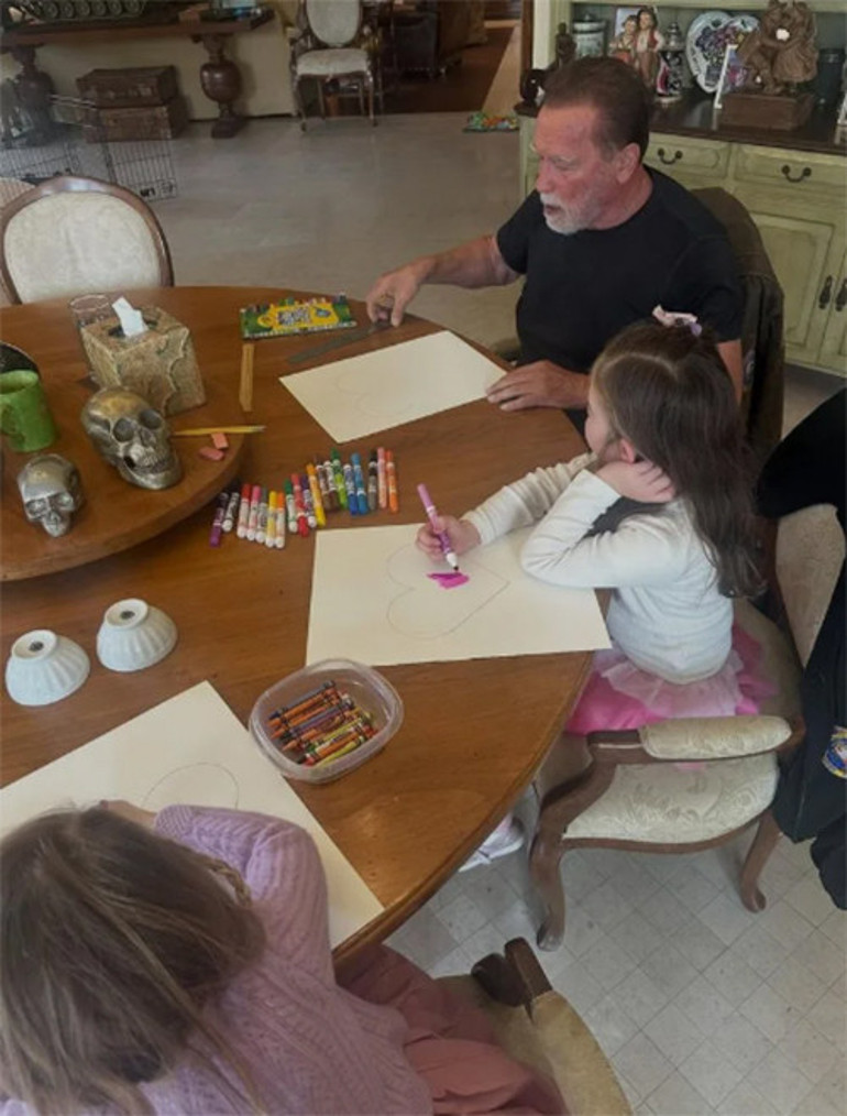 Sinemanın en sert yıldızlarından biriydi... Torunları görünce pamuk gibi oldu... Dede, gel resim çizelim