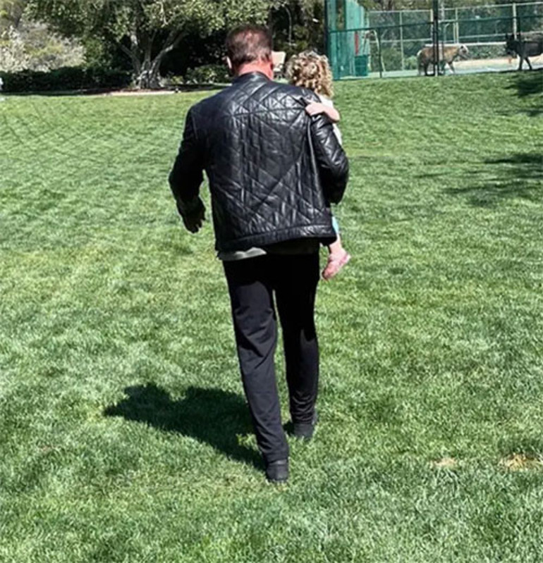 Sinemanın en sert yıldızlarından biriydi... Torunları görünce pamuk gibi oldu... Dede, gel resim çizelim