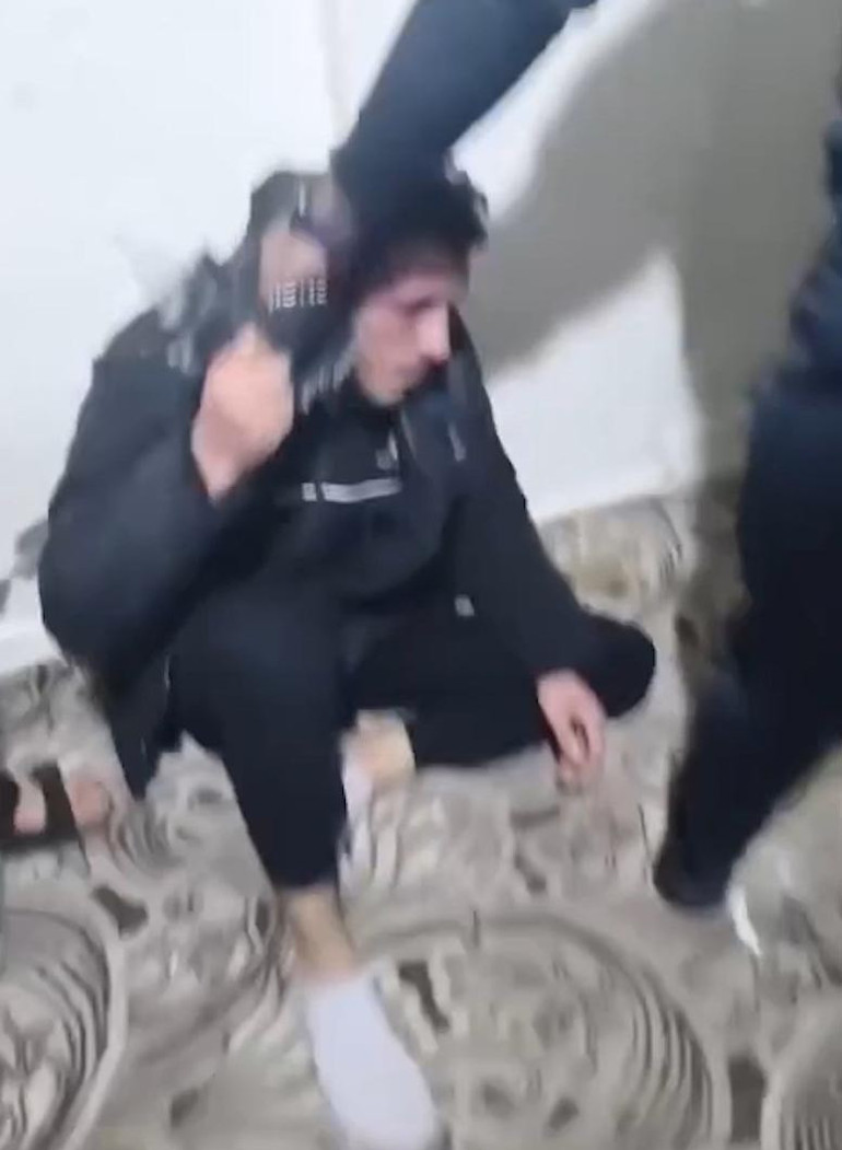 Kaçarken sokakta yakaladılar, götürdükleri evde feci şekilde dövdüler