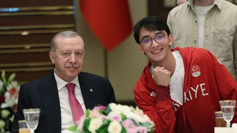 Son dakika... Cumhurbaşkanı Erdoğan: Gençler yarınlarımızın teminatıdır