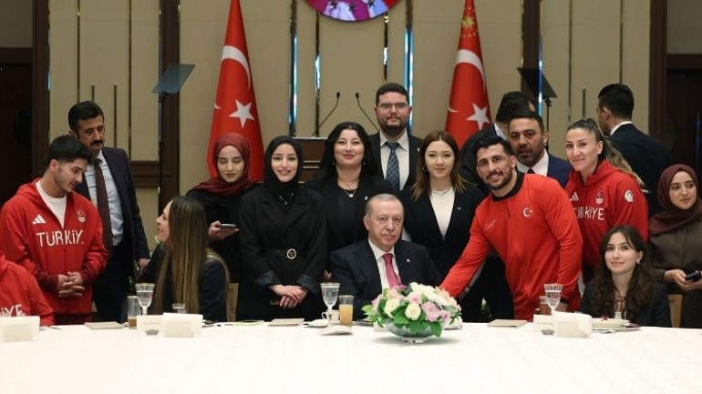 Son dakika... Cumhurbaşkanı Erdoğan: Gençler yarınlarımızın teminatıdır