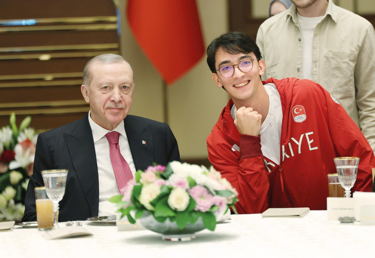 Gençlere seslendi: Küresel güç Türkiye için koşturacağız