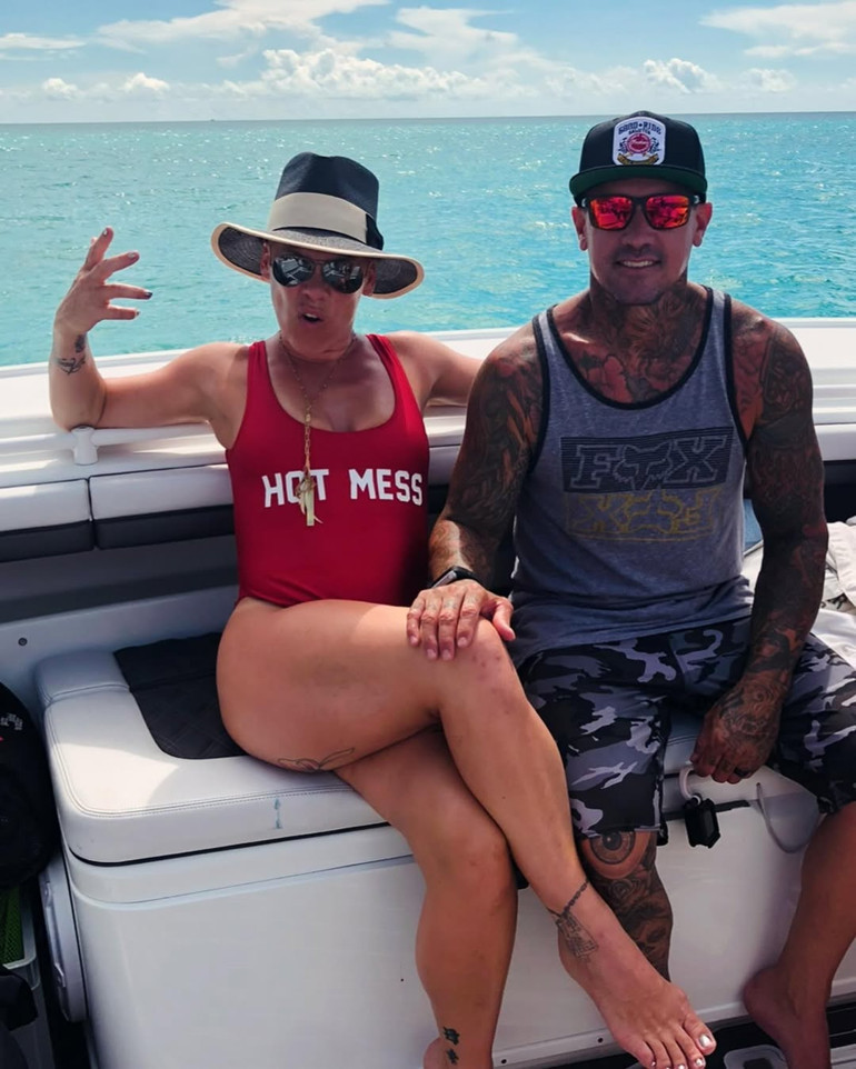 Ünlü çiftin ayrılık bilmecesi… 20 yıllık evlilik bitti dediler… ‘Kocamdan boşanacağımı bilmiyordum, teşekkürler’